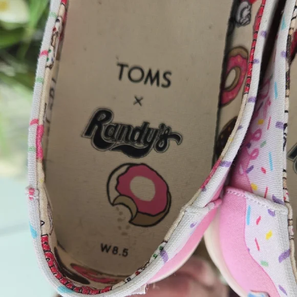 Toms X Randy's Donut Sprinkle Shoes Limited Edition - Picture 2 of 8